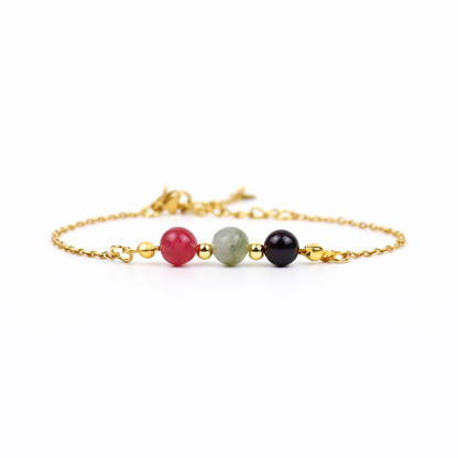 Armband van goldplated stainless steel met de 3 edelstenen die passen bij het sterrenbeeld schorpioen: toermalijn, labradoriet en granaat