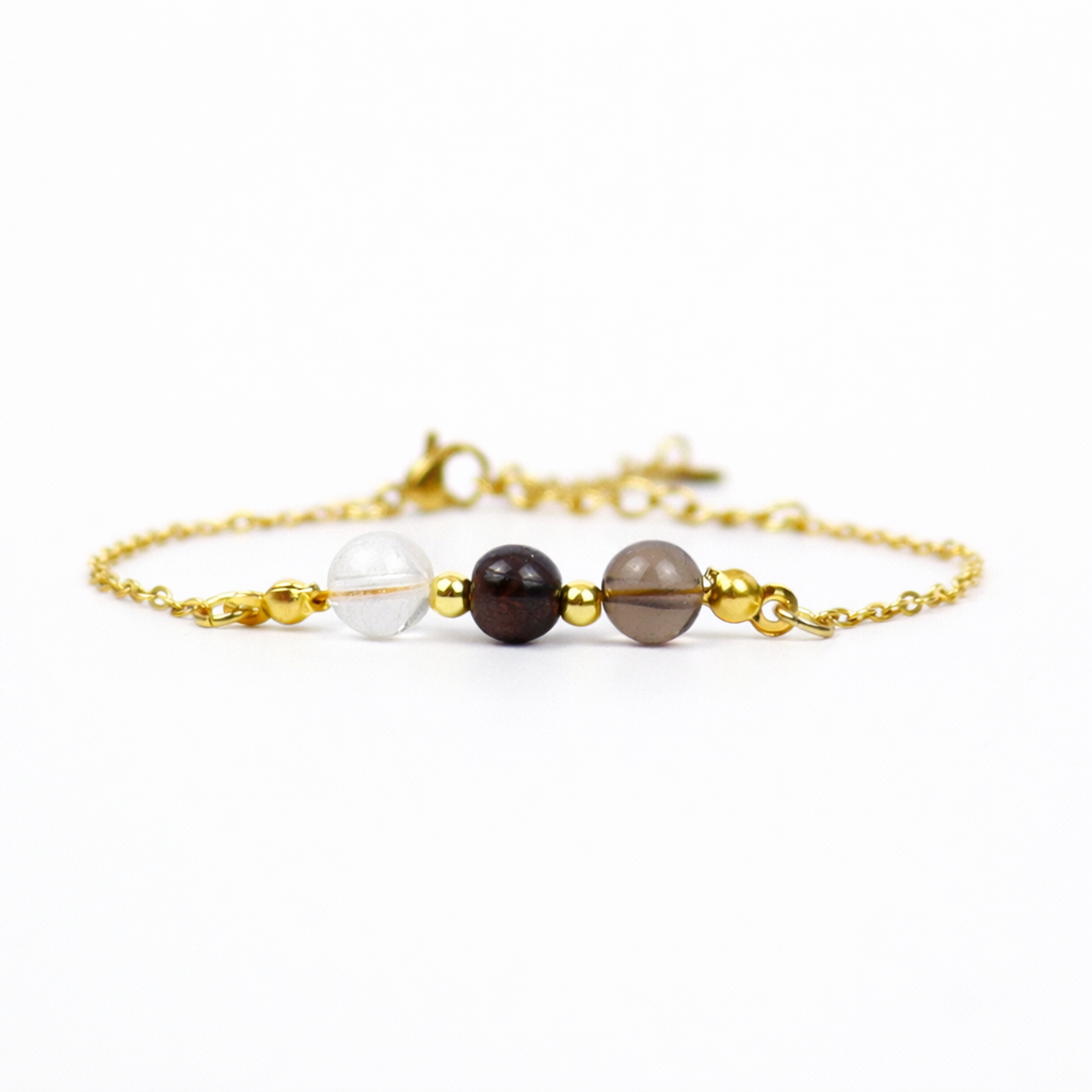 Armband van goldplated stainless steel met de 3 edelstenen die passen bij het sterrenbeeld steenbok: bergkristal, granaat en rookkwarts