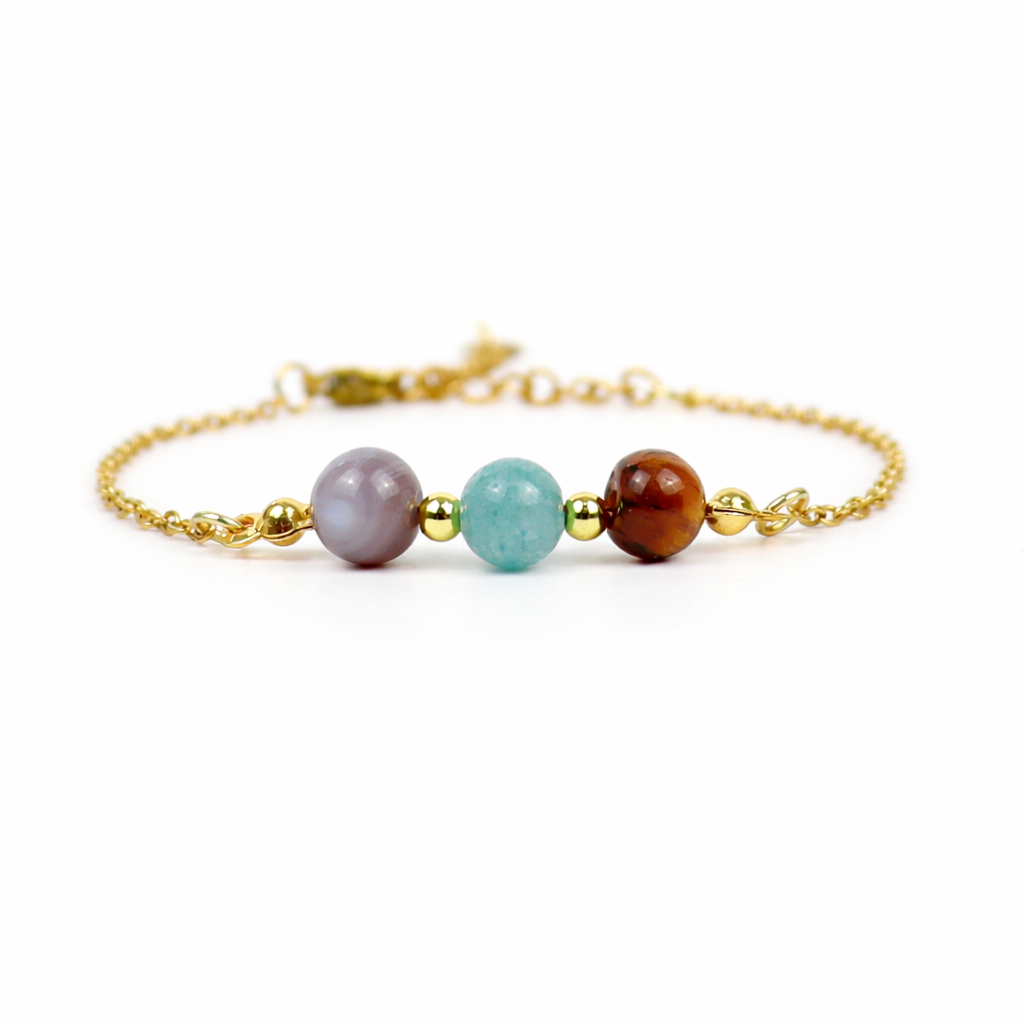 Armband van goldplated stainless steel met de 3 edelstenen die passen bij het sterrenbeeld tweelingen: tijgeroog, aquamarijn en agaat