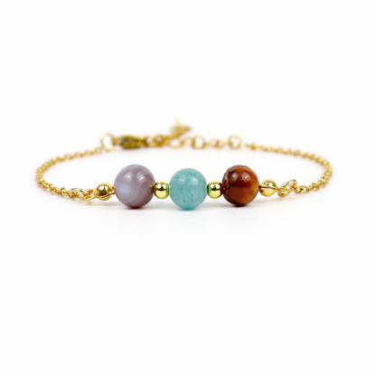 Armband van goldplated stainless steel met de 3 edelstenen die passen bij het sterrenbeeld tweelingen: tijgeroog, aquamarijn en agaat