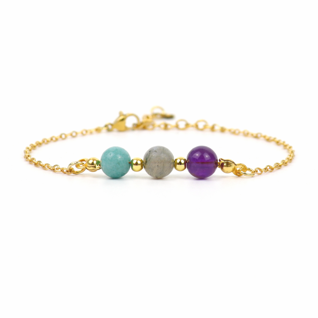 Armband van goldplated stainless steel met de 3 edelstenen die passen bij het sterrenbeeld waterman: aquamarijn, labradoriet en amethist