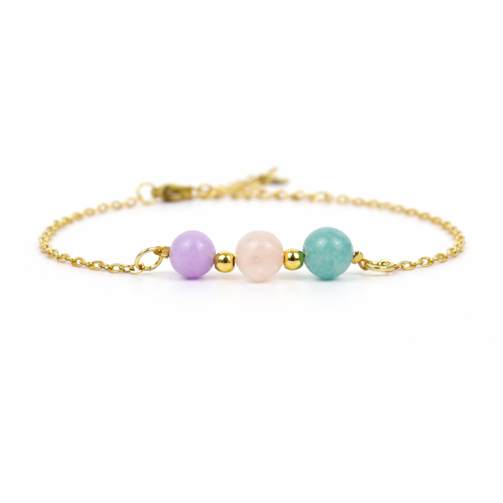 Armband van goldplated stainless steel met de 3 edelstenen die passen bij het sterrenbeeld weegschaal: rozenkwarts, aquamarijn en lila jade