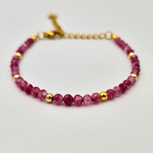 Armband van facetgeslepen roze toermalijn afgewerkt met goldplated stainless steel