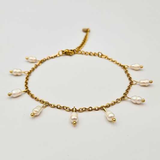 Armband van goldplated stainless steel met zoetwaterparels