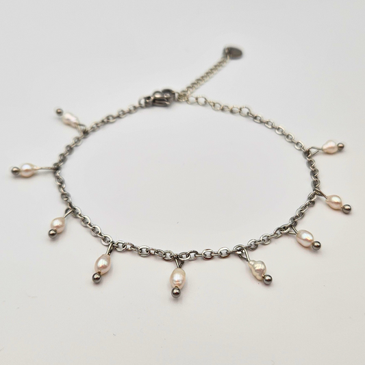 Armband gemaakt van stainless steel met kleine zoetwaterparels