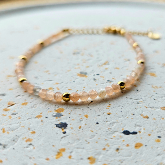 Armband van facetgeslepen zonnesteen afgewerkt met goldplated stainless steel