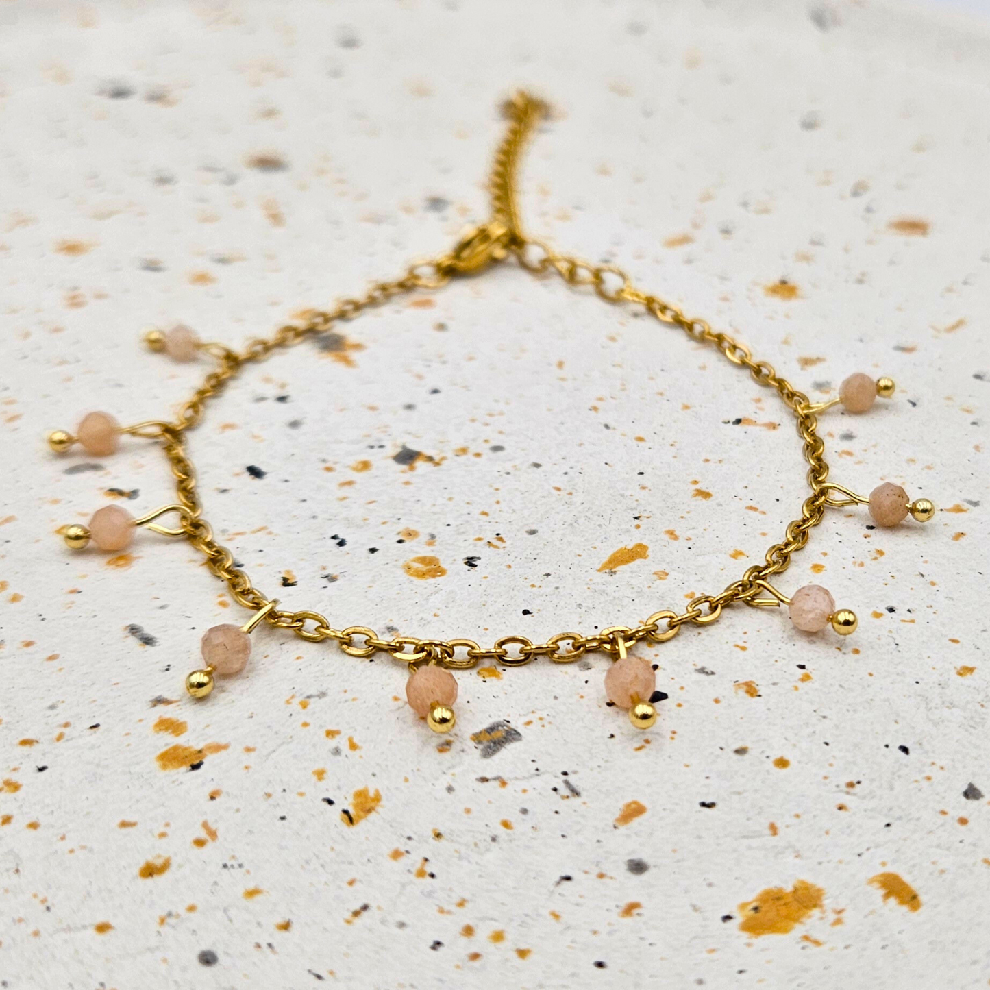 Armband van goldplated stainless steel met facetgeslepen zonnesteen