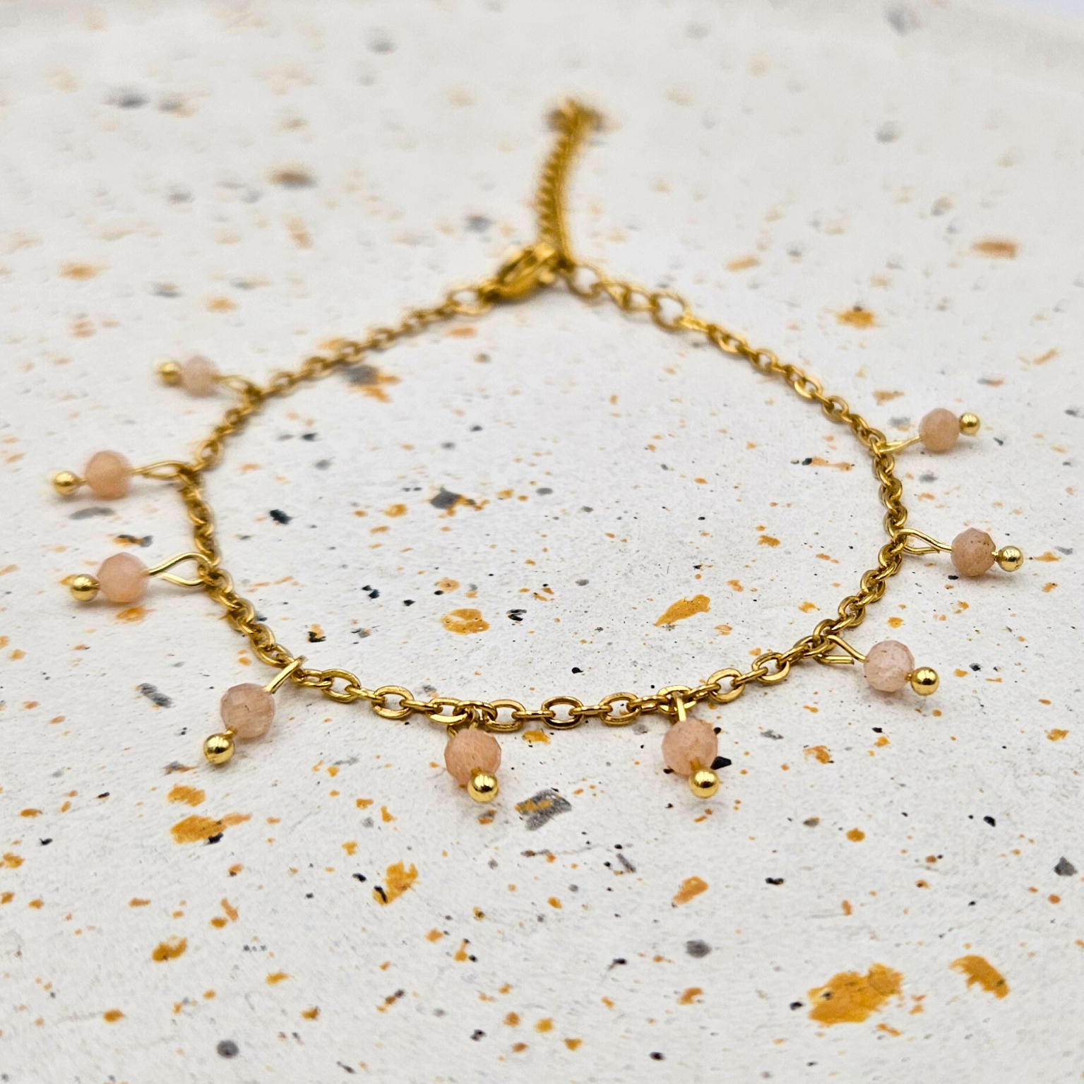Armband van goldplated stainless steel met facetgeslepen zonnesteen