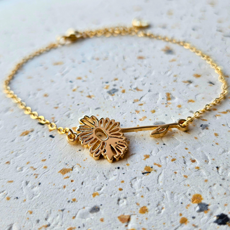 Armband van goldplated stainless steel met geboortebloem van april: het madeliefje