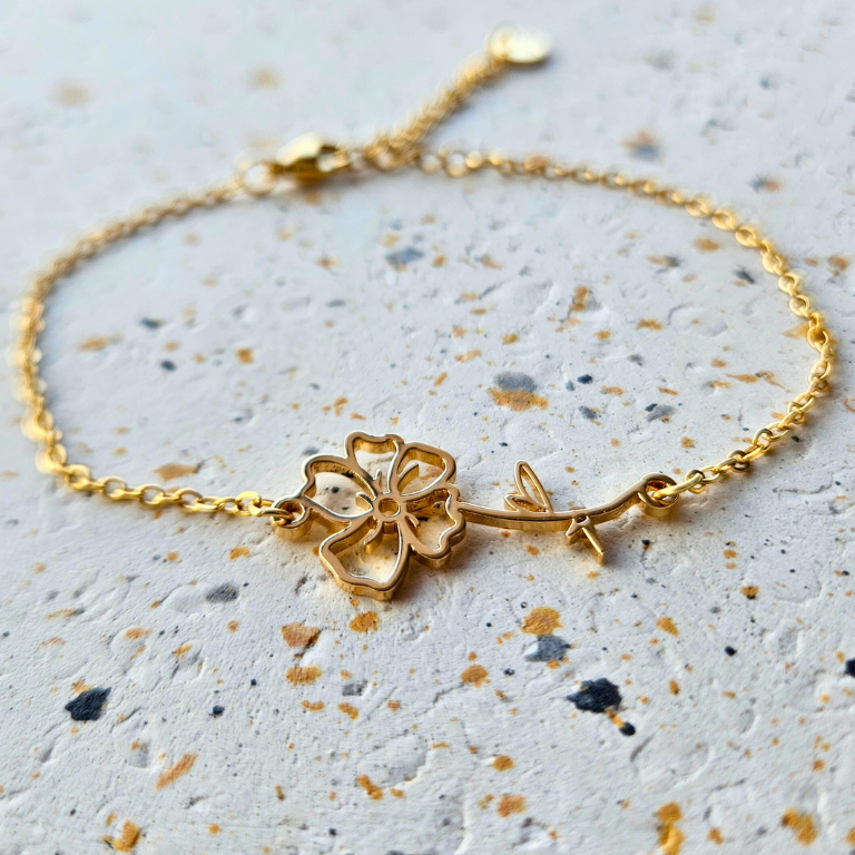 Armband van goldplated stainless steel met geboortebloem van augustus: de klaproos
