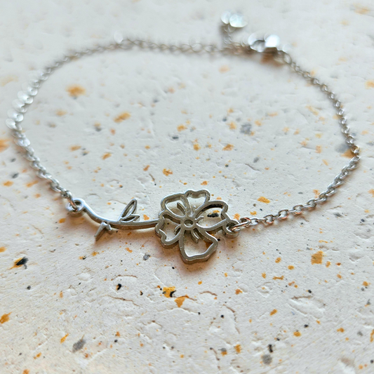 Armband gemaakt van stainless steel met geboortebloem van augustus: de klaproos