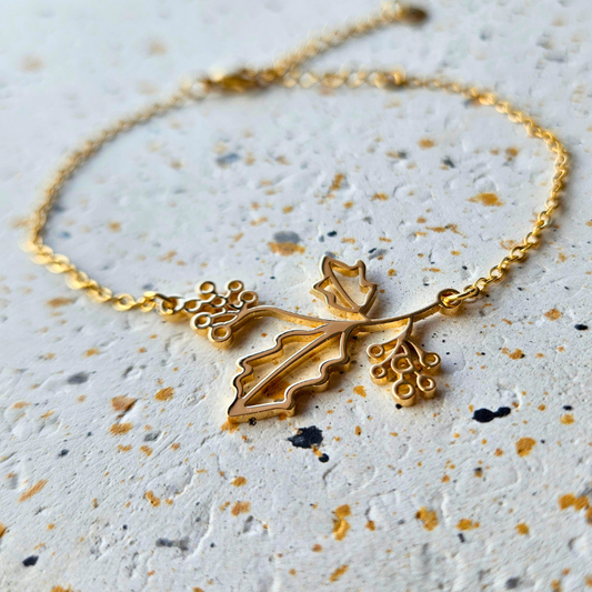 Armband van goldplated stainless steel met geboortebloem van december: de hulst