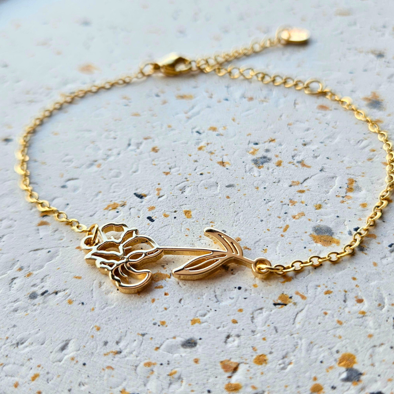 Armband van goldplated stainless steel met geboortebloem van februari: de iris