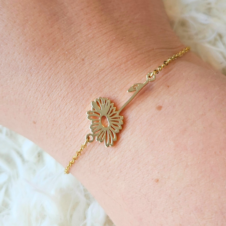Armband van goldplated stainless steel met geboortebloem van april: het madeliefje