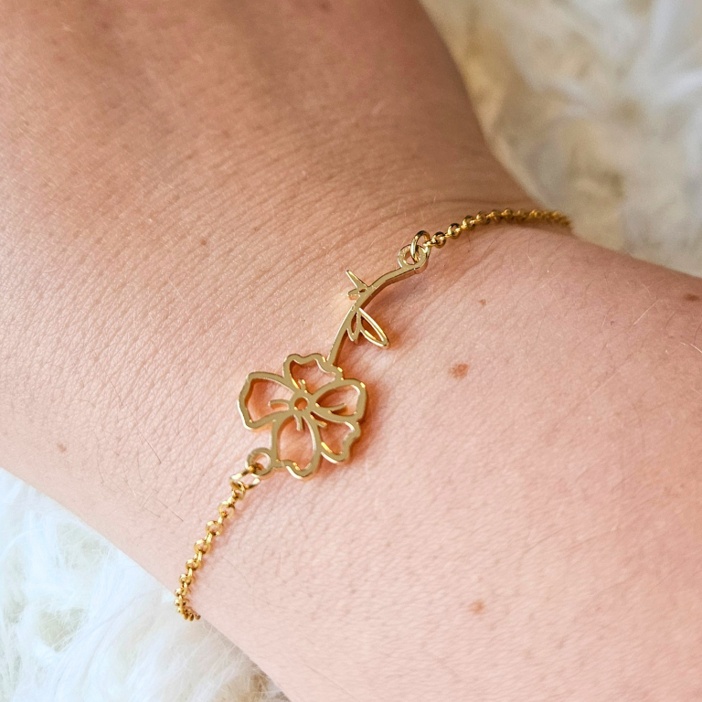 Armband van goldplated stainless steel met geboortebloem van augustus: de klaproos