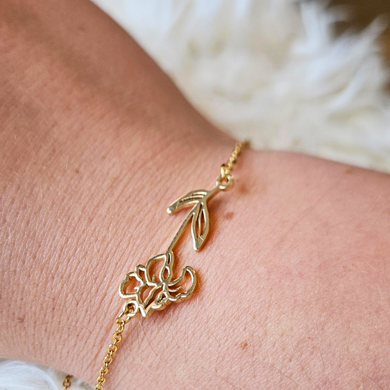 Armband van goldplated stainless steel met geboortebloem van februari: de iris