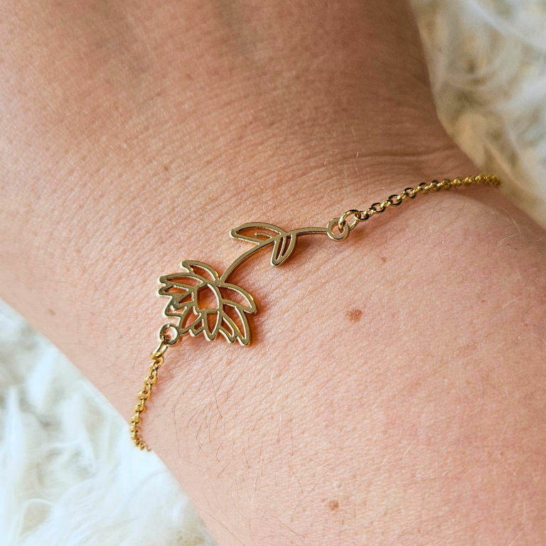 Armband van goldplated stainless steel met geboortebloem van juli: de waterlelie