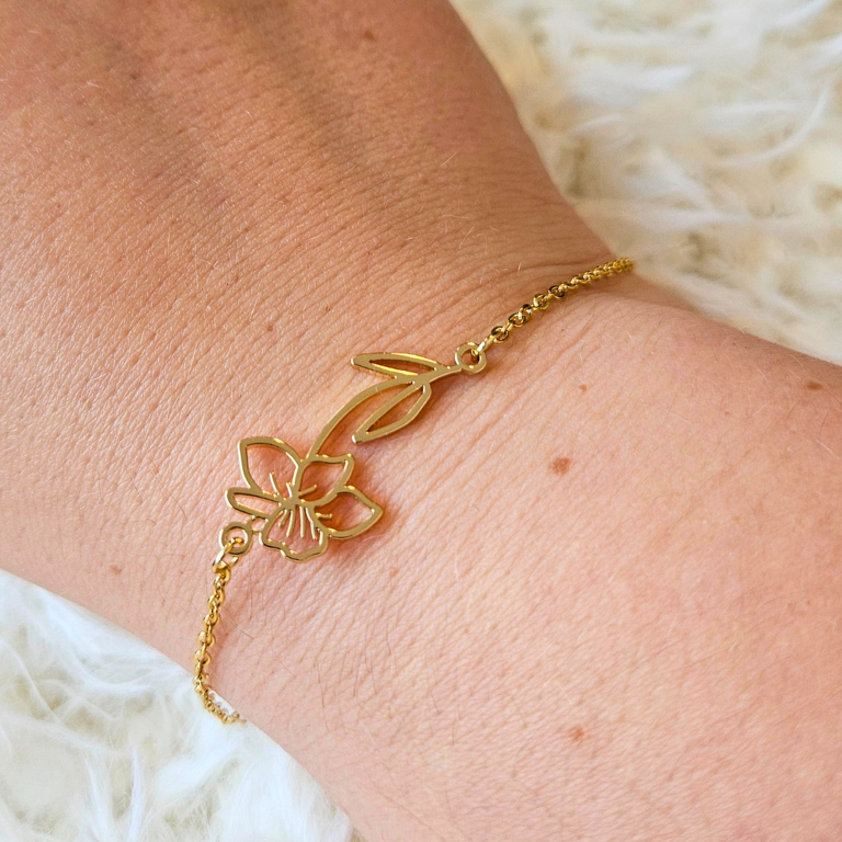 Armband van goldplated stainless steel met geboortebloem van maart: de narcis