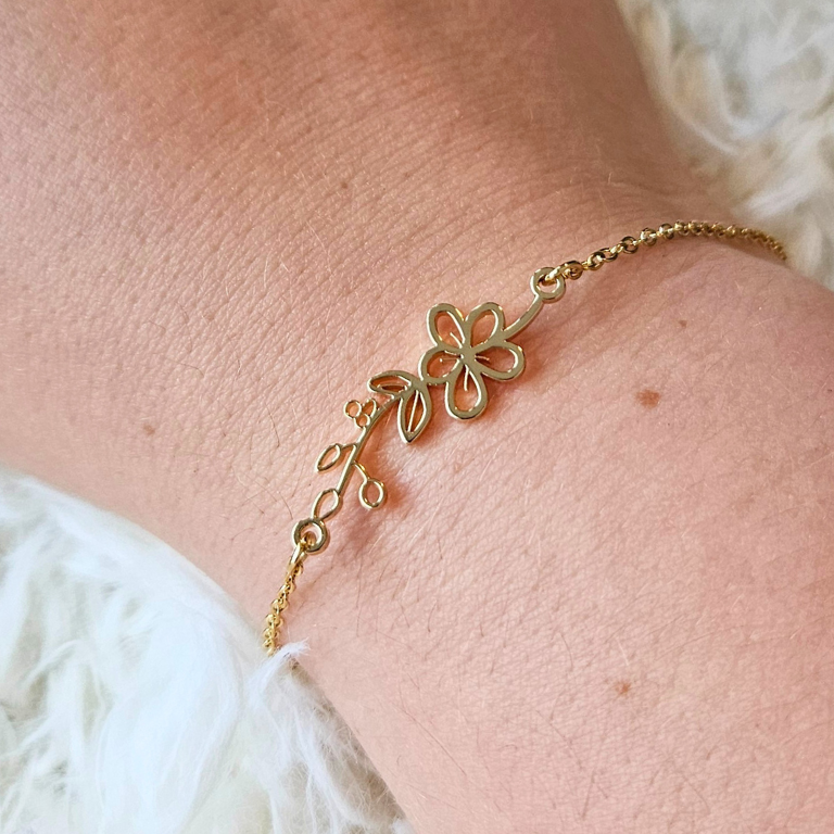 Armband van goldplated stainless steel met geboortebloem van mei: de meidoorn