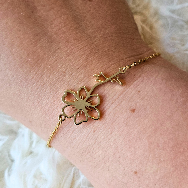 Armband van goldplated stainless steel met geboortebloem van oktober: de cosmea
