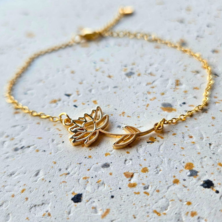 Armband van goldplated stainless steel met geboortebloem van juli: de waterlelie
