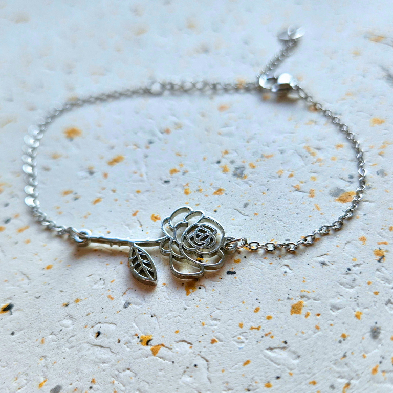 Armband gemaakt van stainless steel met geboortebloem van juni: de roos