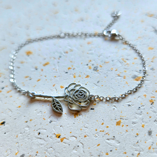 Armband gemaakt van stainless steel met geboortebloem van juni: de roos