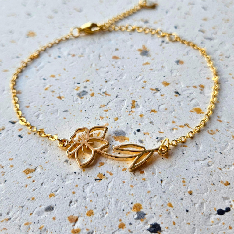 Armband van goldplated stainless steel met geboortebloem van maart: de narcis