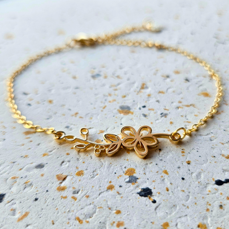 Armband van goldplated stainless steel met geboortebloem van mei: de meidoorn