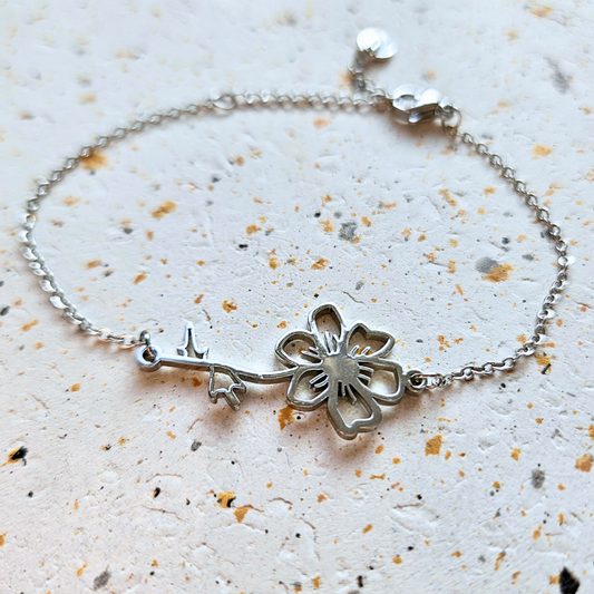Armband gemaakt van stainless steel met geboortebloem van oktober: de cosmea