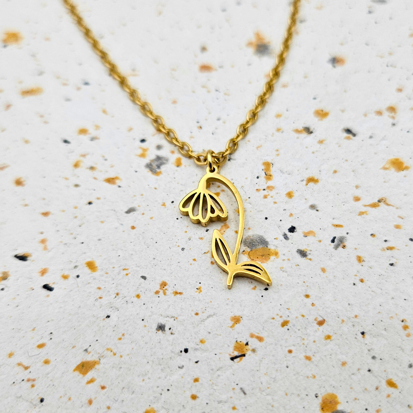 Ketting van goldplated stainless steel met geboortebloem van januari: het sneeuwklokje