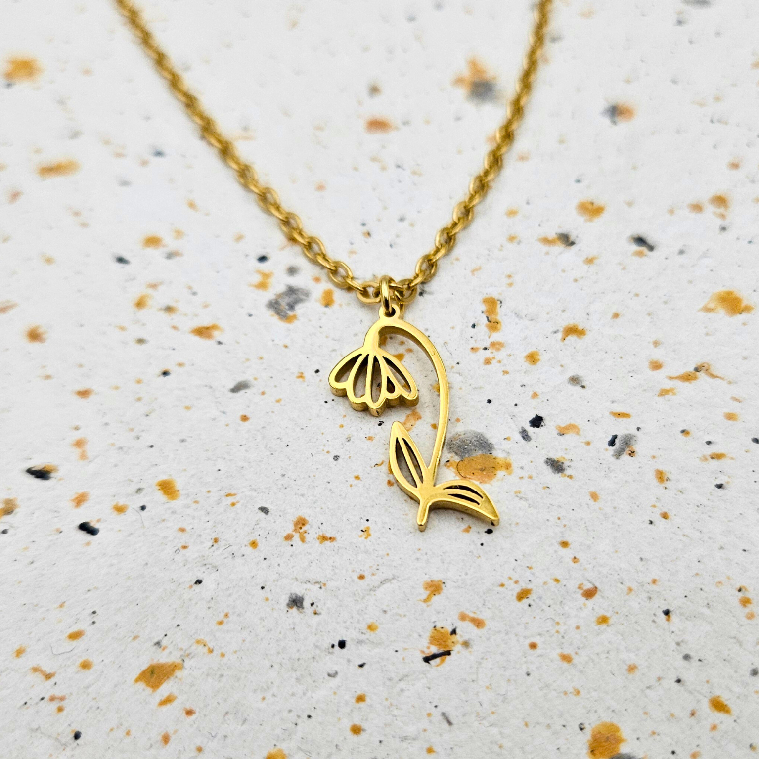 Ketting van goldplated stainless steel met geboortebloem van januari: het sneeuwklokje
