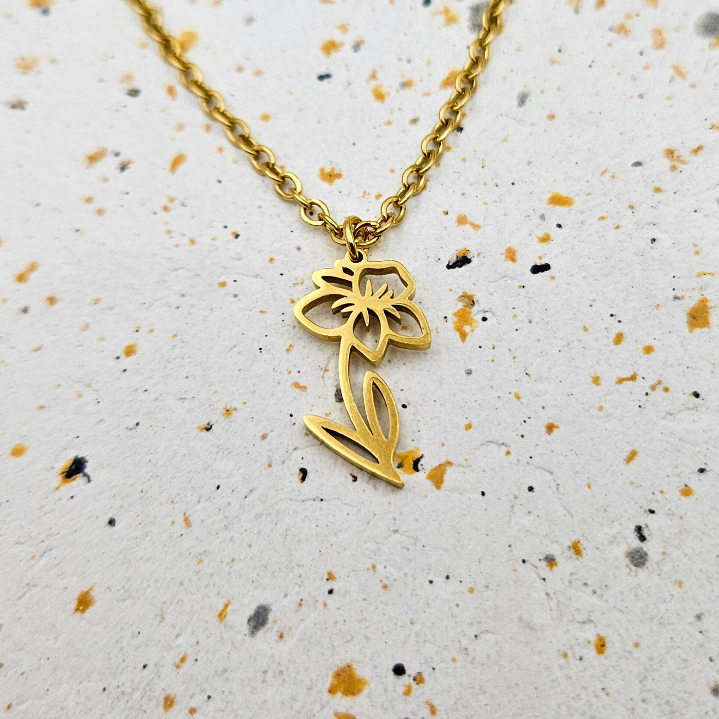 Ketting van goldplated stainless steel met geboortebloem van maart: de narcis