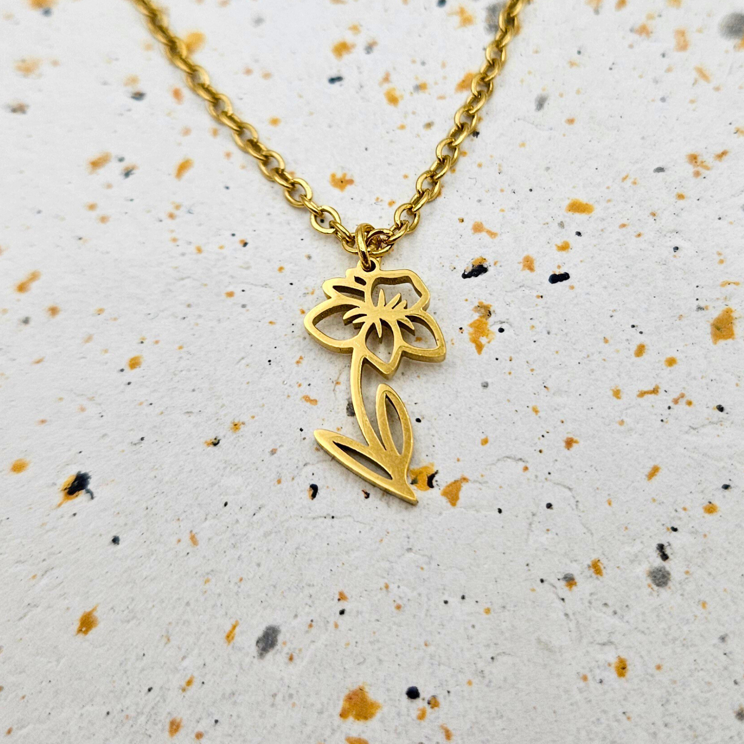 Ketting van goldplated stainless steel met geboortebloem van maart: de narcis