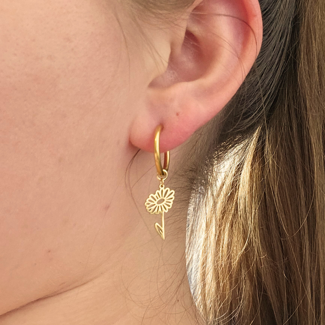 Oorbellen van goldplated stainless steel met geboortebloem van april: het madeliefje