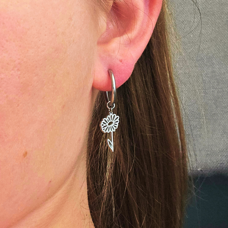 Oorbellen gemaakt van stainless steel met geboortebloem van de maand april: het madeliefje
