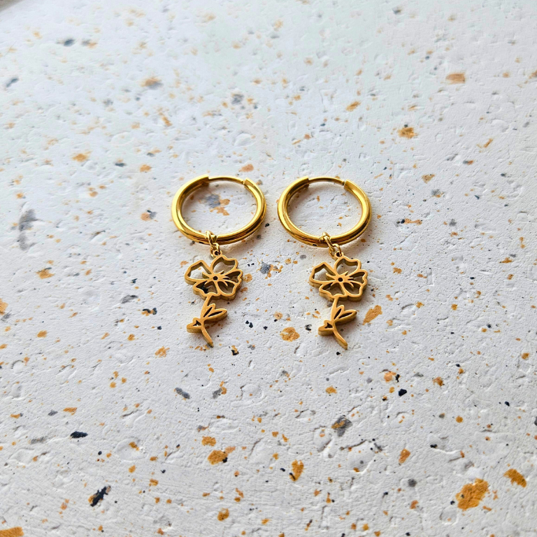 Oorbellen van goldplated stainless steel met geboortebloem van augustus: de klaproos