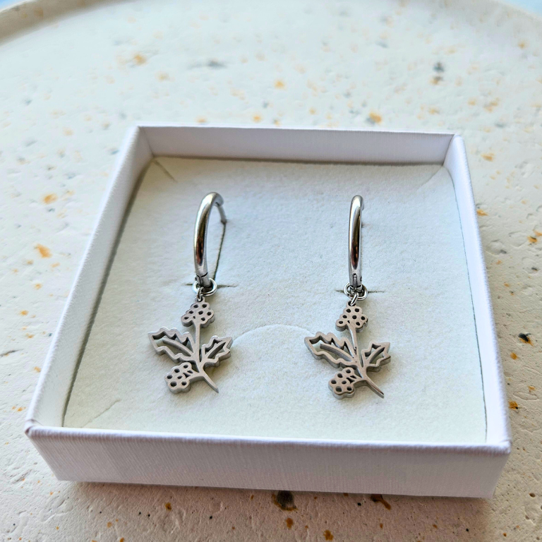 Oorbellen gemaakt van stainless steel met geboortebloem van december: de hulst