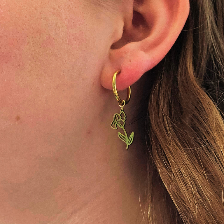 Oorbellen van goldplated stainless steel met geboortebloem van februari: de iris
