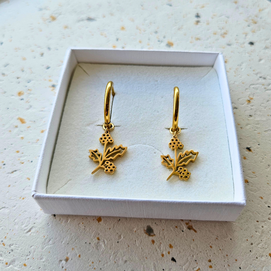 Oorbellen van goldplated stainless steel met geboortebloem van december: de hulst