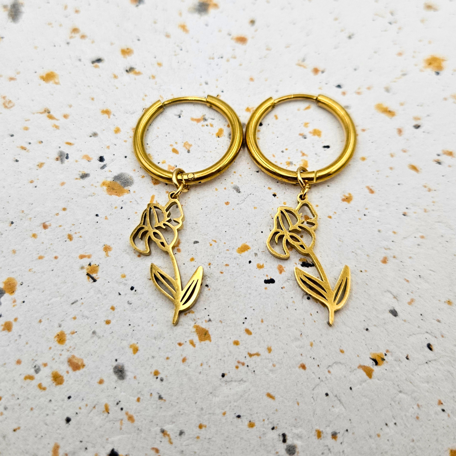 Oorbellen van goldplated stainless steel met geboortebloem van februari: de iris