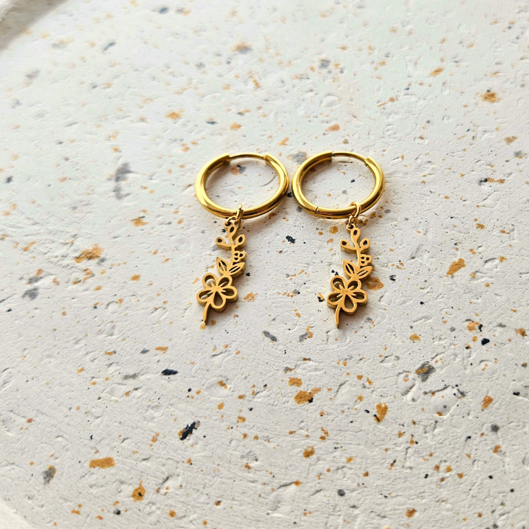 Oorbellen van goldplated stainless steel met geboortebloem van mei: de meidoorn