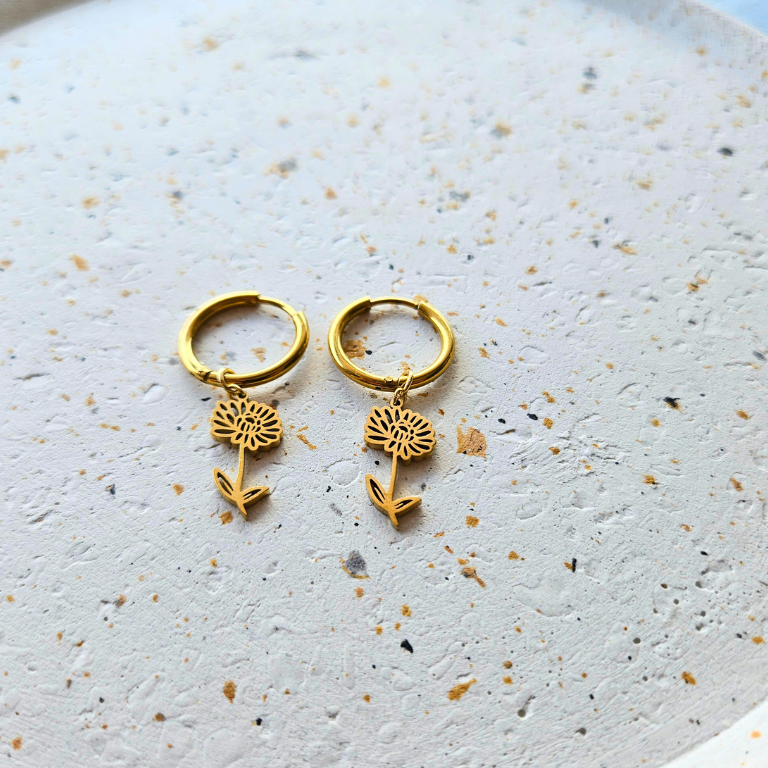 Oorbellen van goldplated stainless steel met geboortebloem van november: de chrysant