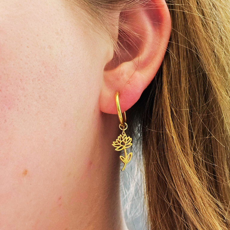 Oorbellen van goldplated stainless steel met geboortebloem van juli: de waterlelie