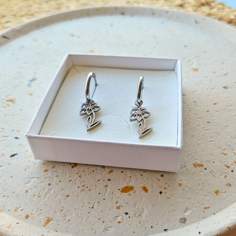 Oorbellen gemaakt van stainless steel met geboortebloem van maart: de narcis