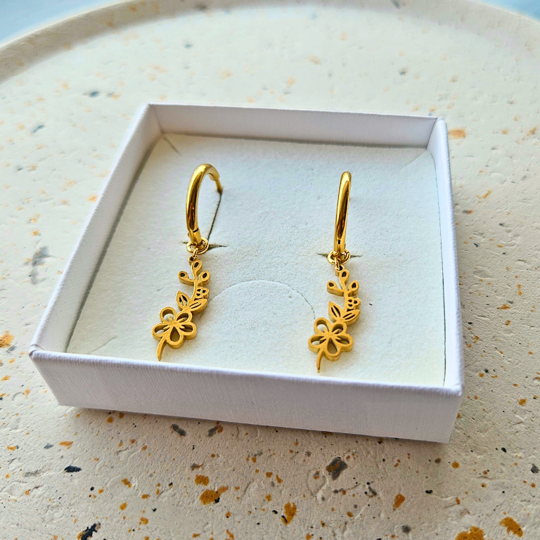 Oorbellen van goldplated stainless steel met geboortebloem van mei: de meidoorn