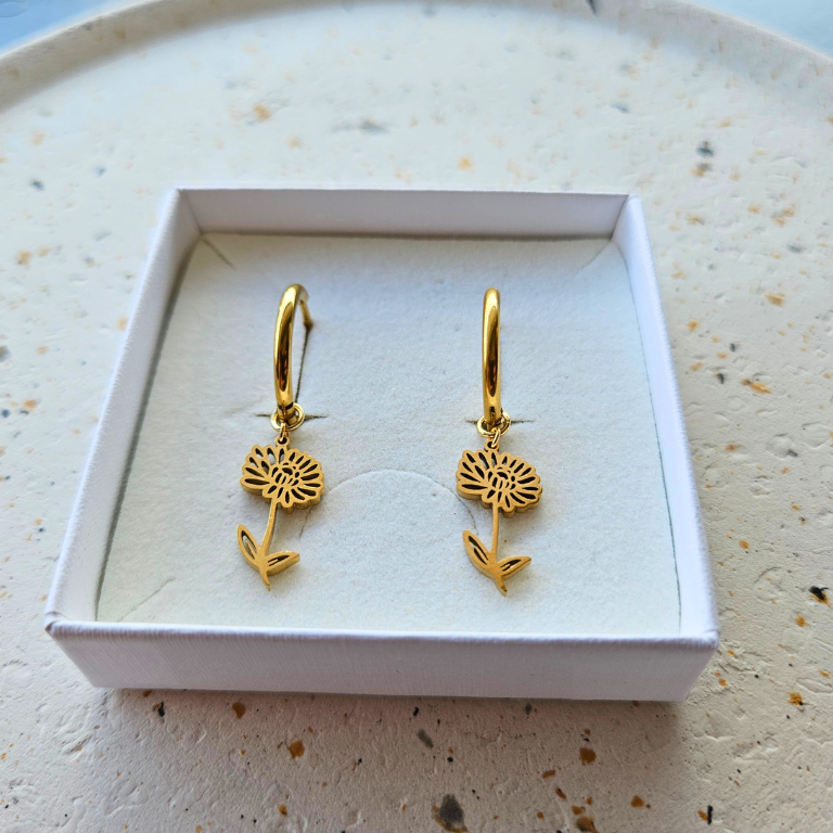 Oorbellen van goldplated stainless steel met geboortebloem van november: de chrysant