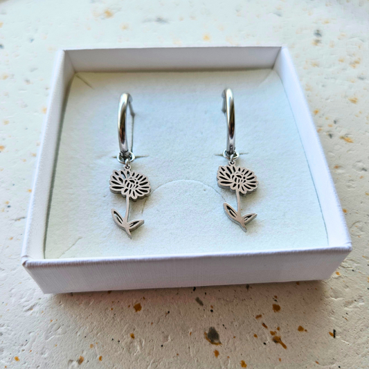 Oorbellen gemaakt van stainless steel met geboortebloem van november: de chrysant