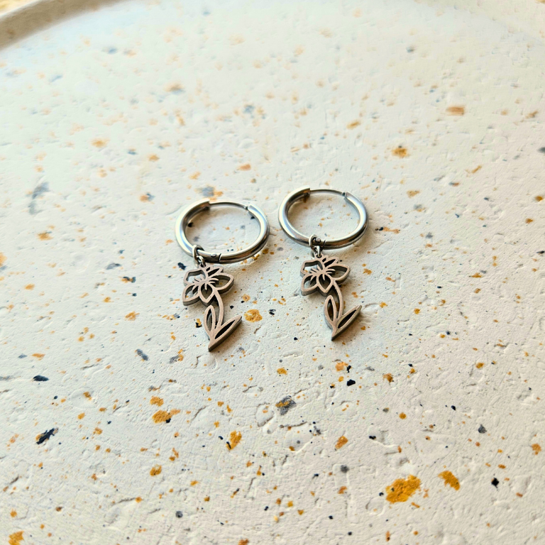 Oorbellen gemaakt van stainless steel met geboortebloem van maart: de narcis