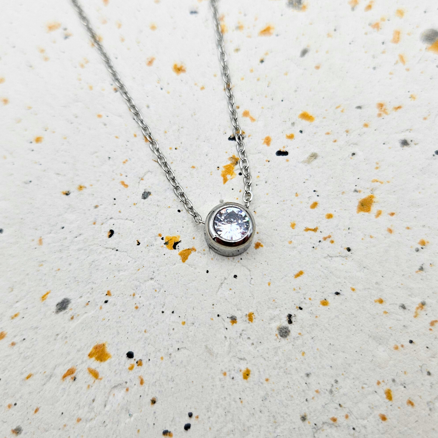 Ketting gemaakt van stainless steel met geboortesteen van april: de diamant